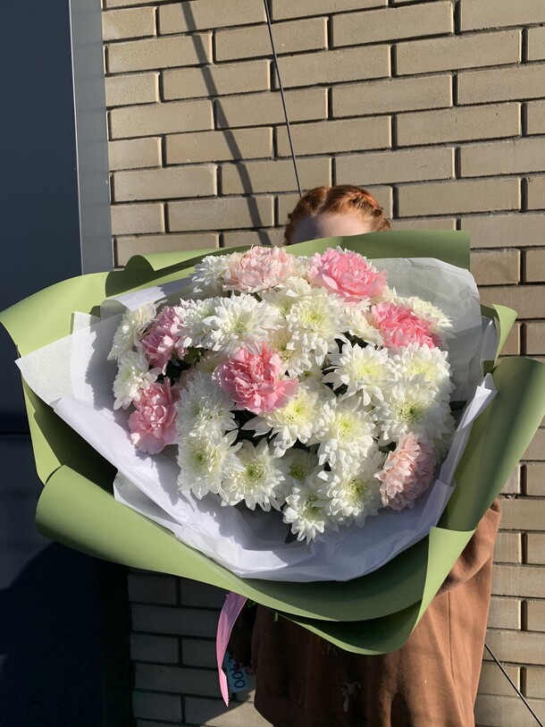 Букет с хризантемой и диантусом, артикул F1240205 - 5125 рублей, доставка по городу. Flawery - доставка цветов