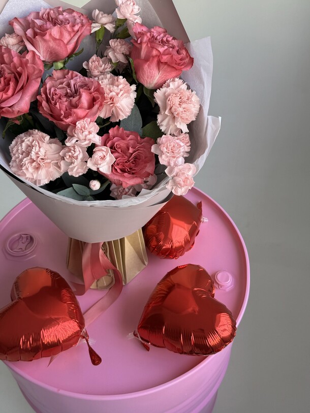 Букет с розой, диантусами и эвкалиптом, артикул F1246601 - 7668 рублей, доставка по городу. Flawery - доставка цветов