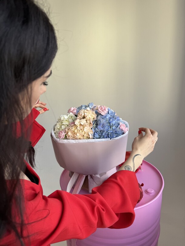 Букет с гортензией и диантусами, артикул F1246609 - 7349 рублей, доставка по городу. Flawery - доставка цветов