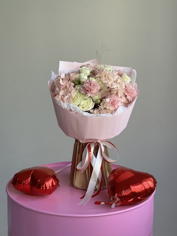 Букет с гортензией и кустовой розой, артикул F1246610 - 7349 рублей, доставка по городу. Flawery - доставка цветов