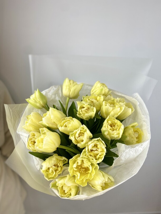 Букет 21 тюльпанов, артикул F1252892 - 6948 рублей, доставка по городу. Flawery - доставка цветов