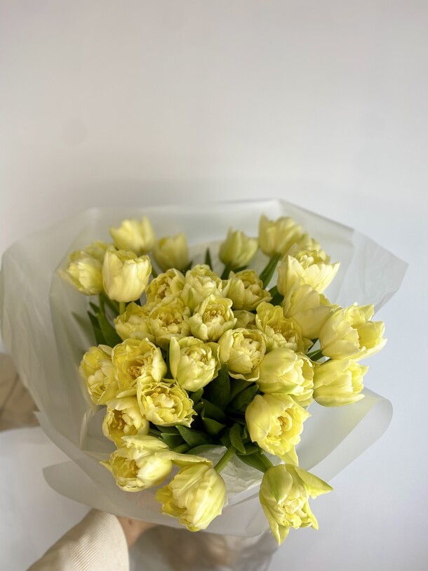 Букет 31 тюльпан, артикул F1252899 - 9803 рублей, доставка по городу. Flawery - доставка цветов
