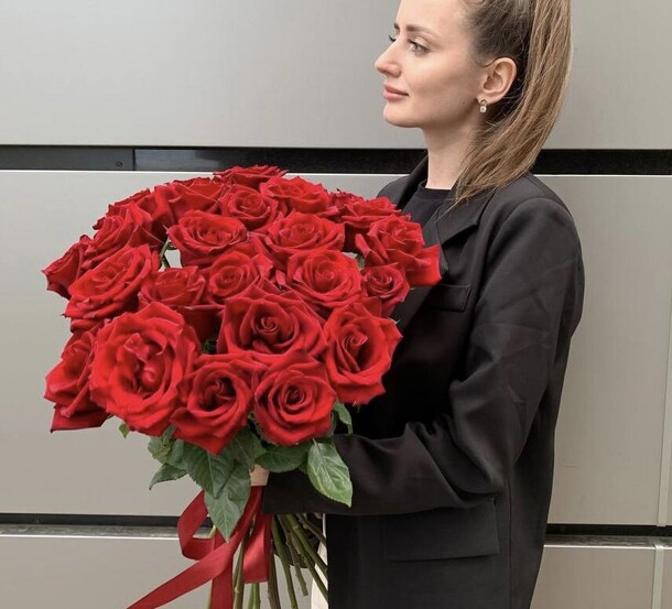 25 роз эксплорер 60см, артикул F1253551 - 12320 рублей, доставка по городу. Flawery - доставка цветов