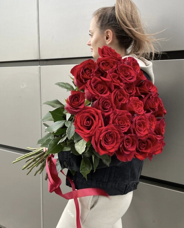 25 роз эксплорер 80см, артикул F1253553 - 13585 рублей, доставка по городу. Flawery - доставка цветов