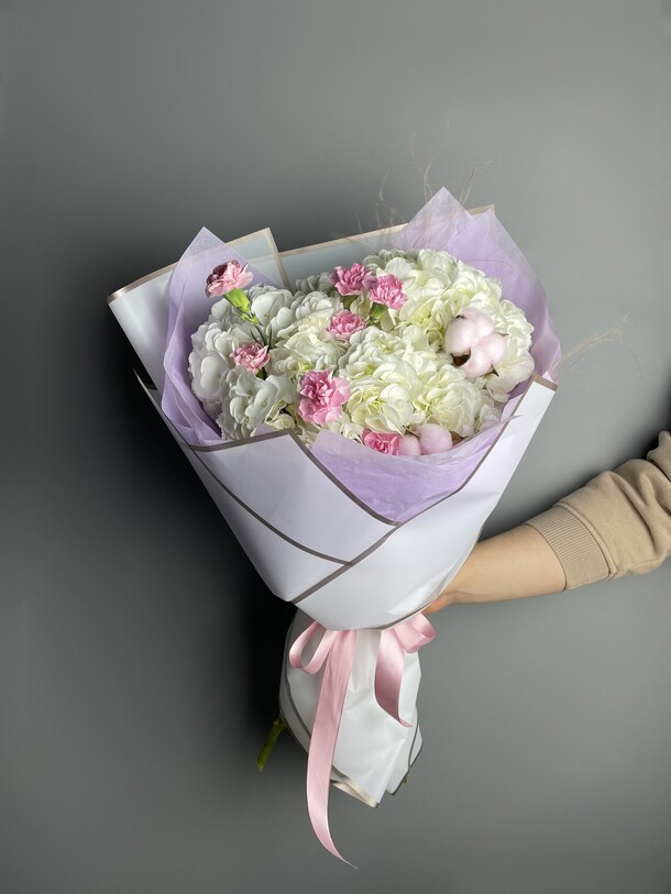 Букет с гортензией и кустовым диантусом, артикул F1259504 - 6172 рублей, доставка по городу. Flawery - доставка цветов