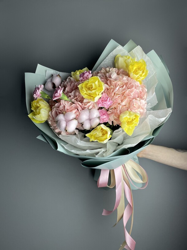 Букет с тюльпанами, гортензией и диантусами, артикул F1259509 - 7803 рублей, доставка по городу. Flawery - доставка цветов