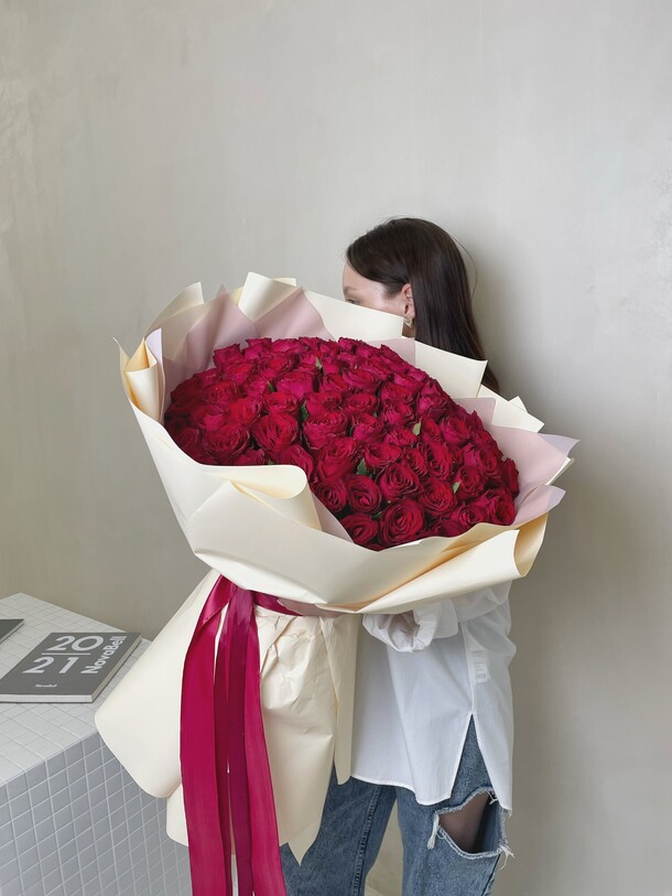 101 роза шикарный букет, артикул F1284455 - 22550 рублей, доставка по городу. Flawery - доставка цветов