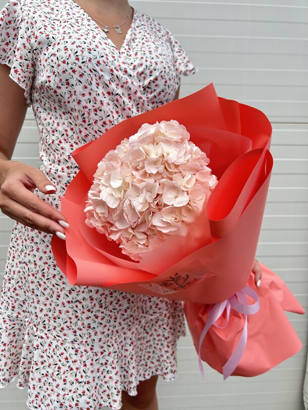 Букет с гортензией, артикул F1313079 - 2200 рублей, доставка по городу. Flawery - доставка цветов