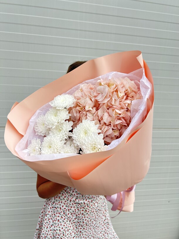 Букет с гортензией и хризантемой, артикул F1313087 - 2332 рублей, доставка по городу. Flawery - доставка цветов