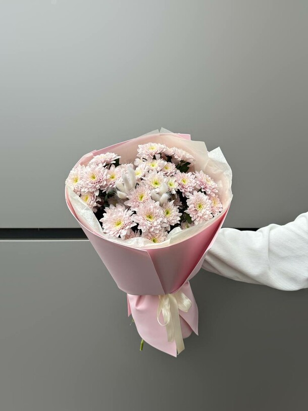 Нежный букет с хризантемой, артикул F1344748 - 4576 рублей, доставка по городу. Flawery - доставка цветов