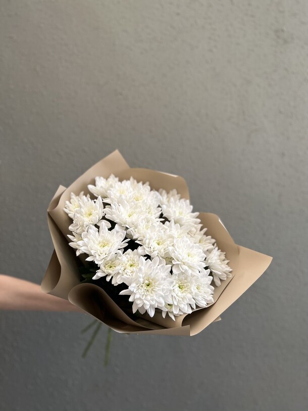 Букет из 5 хризантем, артикул F1195700 - 3600 рублей, доставка по городу. Flawery - доставка цветов