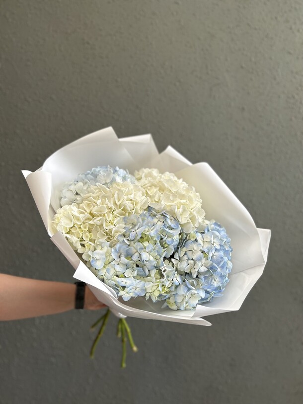 Букет из 5 гортензий в оформлении, артикул F1195705 - 5700 рублей, доставка по городу. Flawery - доставка цветов