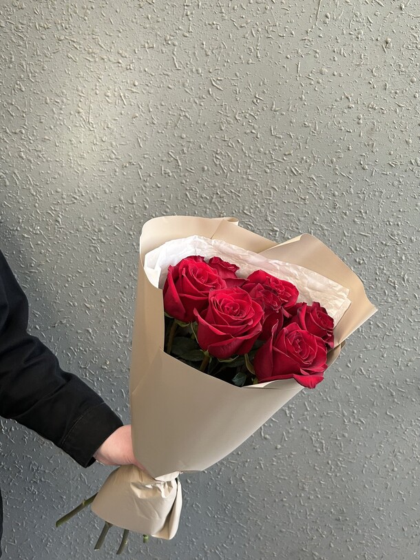 Букет из 7 роз эквадор 60 см, артикул F1195710 - 4100 рублей, доставка по городу. Flawery - доставка цветов