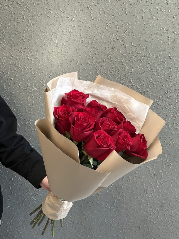 Букет из 11 роз эквадор, артикул F1195712 - 6050 рублей, доставка по городу. Flawery - доставка цветов