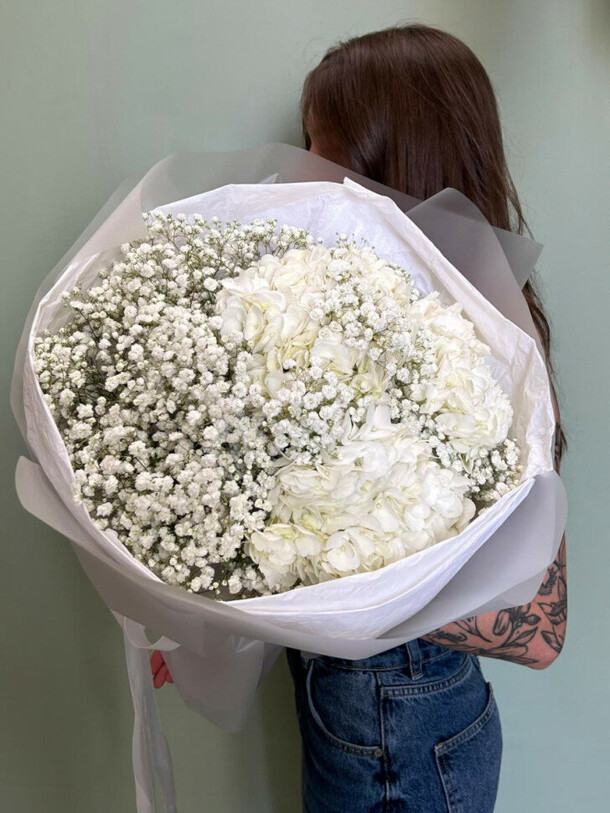 Букет из гортензии и гипсофилы, артикул F1335651 - 4800 рублей, доставка по городу. Flawery - доставка цветов