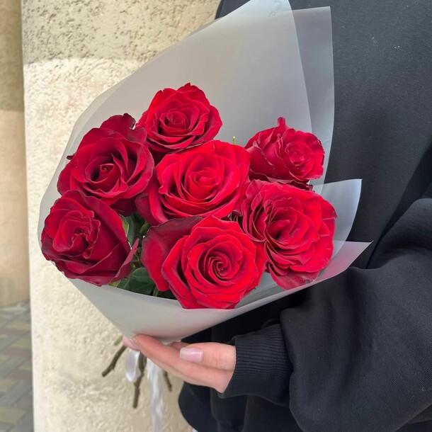 Букет из 7 роз эквадор, артикул F1372309 - 4100 рублей, доставка по городу. Flawery - доставка цветов