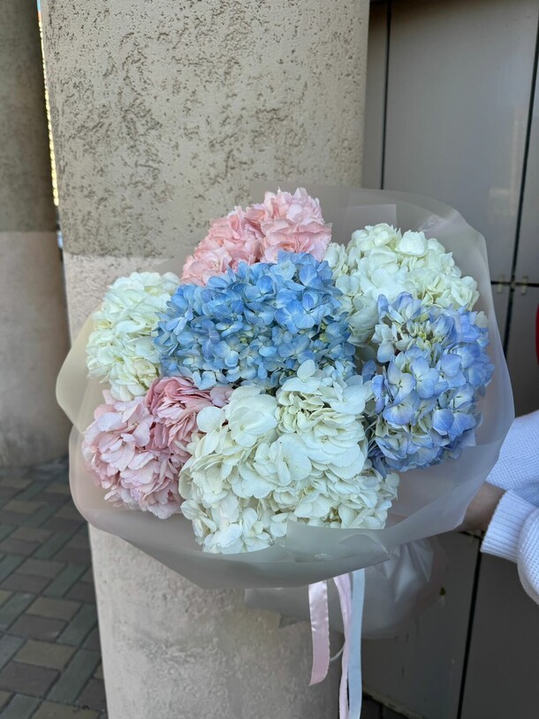 Букет из 7 гортензий, артикул F1372388 - 6500 рублей, доставка по городу. Flawery - доставка цветов