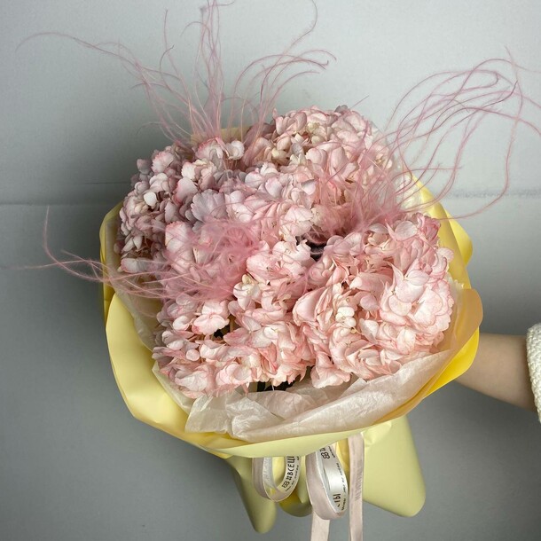 Букет с розовой гортензией и ковылём, артикул F1396861 - 4600 рублей, доставка по городу. Flawery - доставка цветов