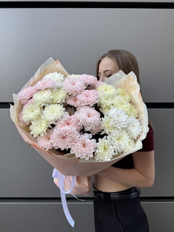 Букет из 7 стеблей хризантемы, артикул F1453862 - 5050 рублей, доставка по городу. Flawery - доставка цветов