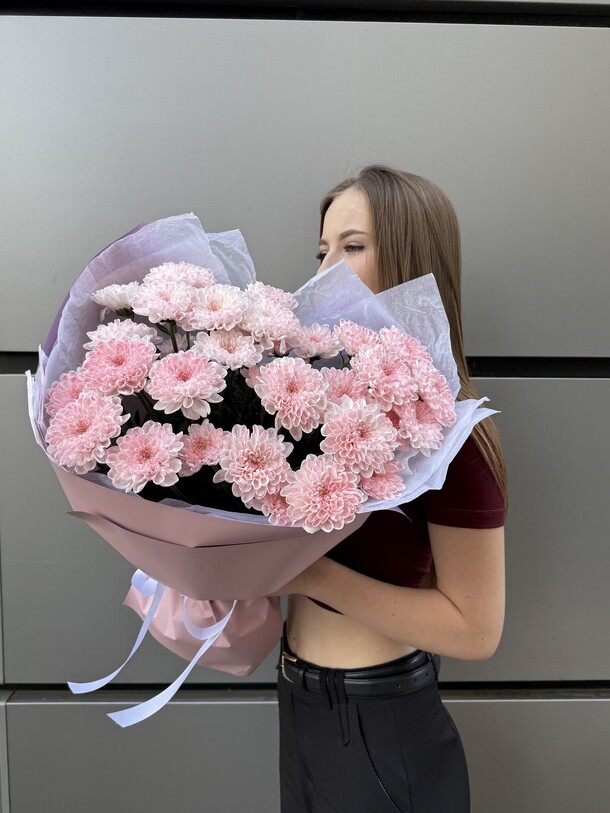 Букет из 5 стеблей хризантем, артикул F1453866 - 3400 рублей, доставка по городу. Flawery - доставка цветов