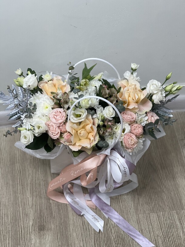 Стильный сюрприз 🤍🤍🤍, артикул F1266209 - 5100 рублей, доставка по городу. Flawery - доставка цветов