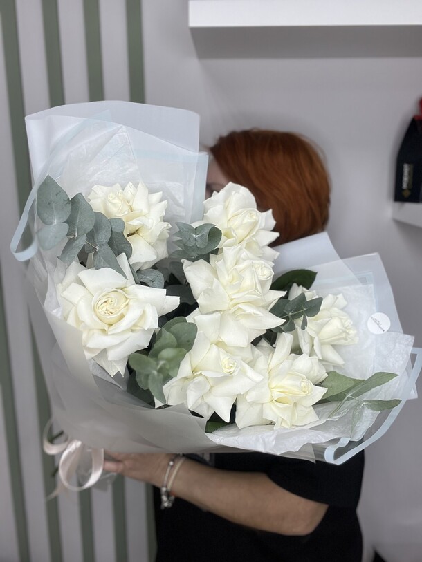 Монобукет французских роз «поцелуй», артикул F1333251 - 5000 рублей, доставка по городу. Flawery - доставка цветов