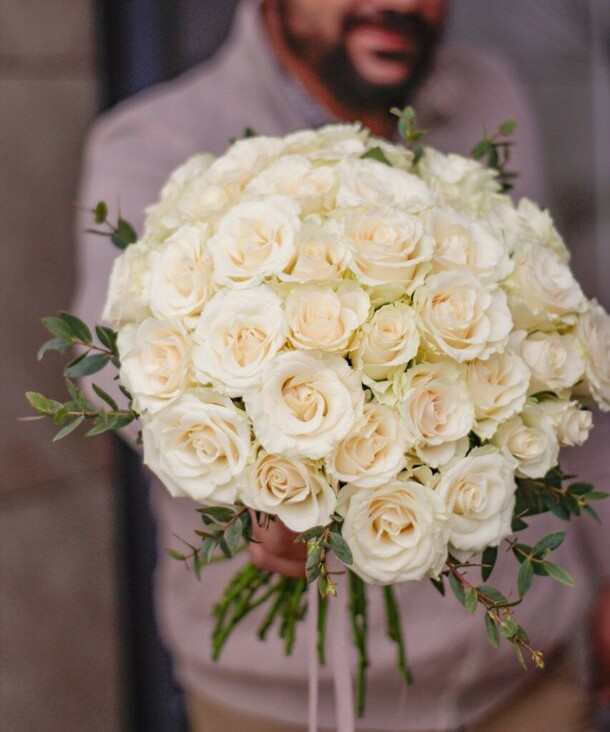 37 белых роз на ленте, артикул F1121300 - 12000 рублей, доставка по городу. Flawery - доставка цветов