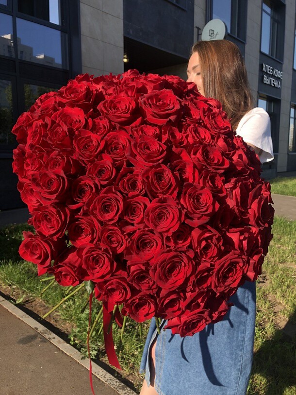 Розы 101, артикул F1208141 - 43300 рублей, доставка по городу. Flawery - доставка цветов