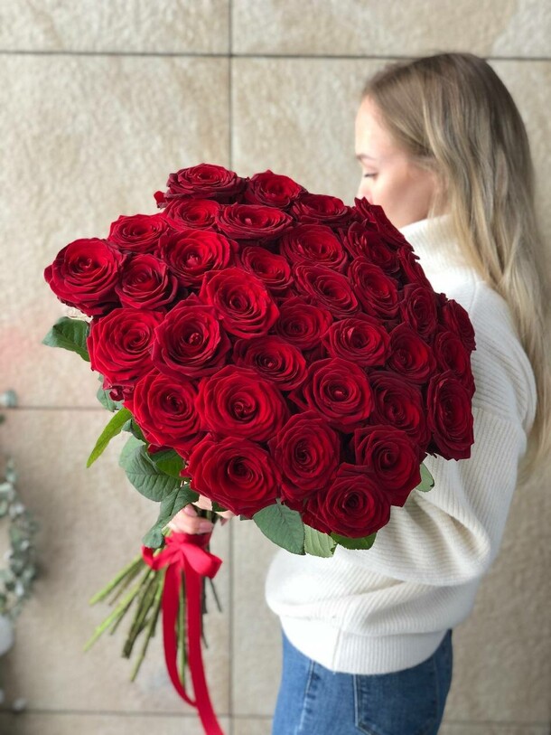 35 красных роз, артикул F1252141 - 10500 рублей, доставка по городу. Flawery - доставка цветов