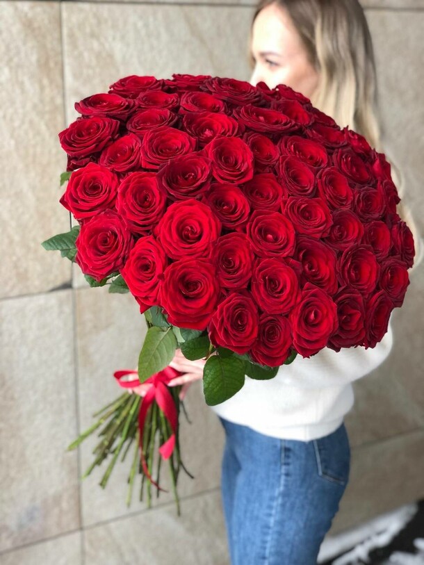 51 красная роза, артикул F1252142 - 14250 рублей, доставка по городу. Flawery - доставка цветов