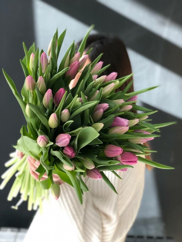 51 лиловый тюльпан, артикул F1260405 - 10500 рублей, доставка по городу. Flawery - доставка цветов