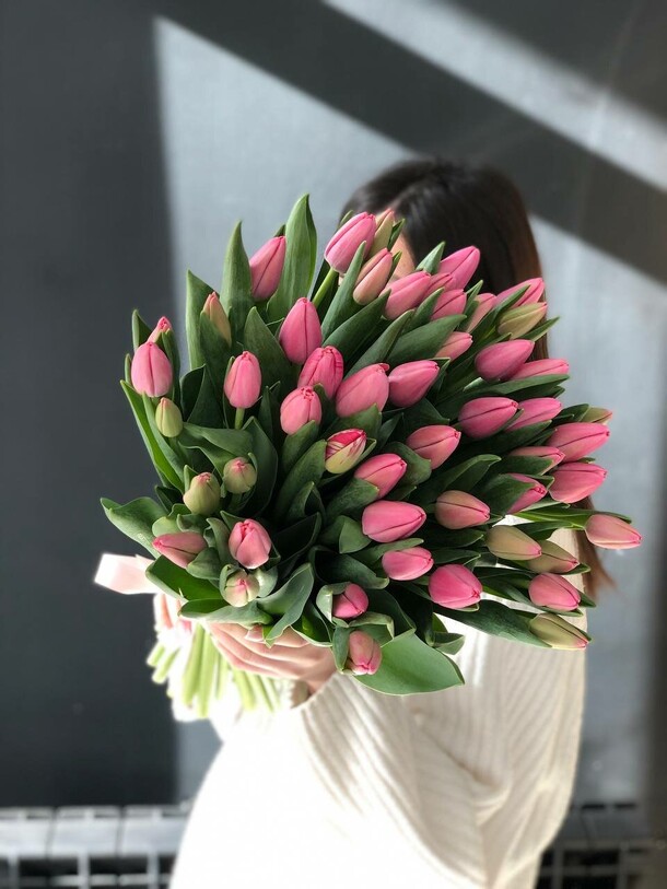 51 розовый тюльпан, артикул F1260422 - 12700 рублей, доставка по городу. Flawery - доставка цветов