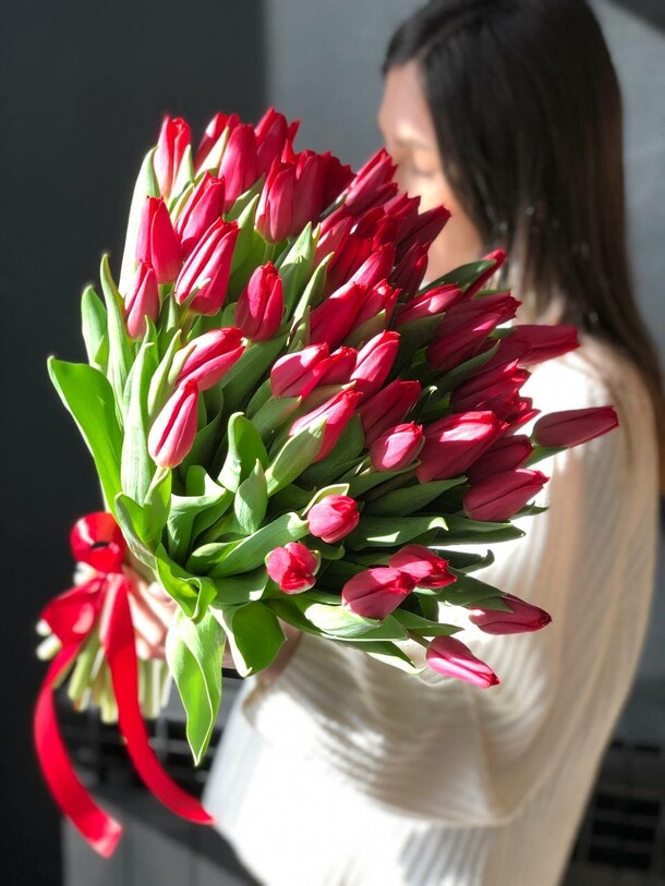 51 красный тюльпан на ленте, артикул F1260429 - 10500 рублей, доставка по городу. Flawery - доставка цветов