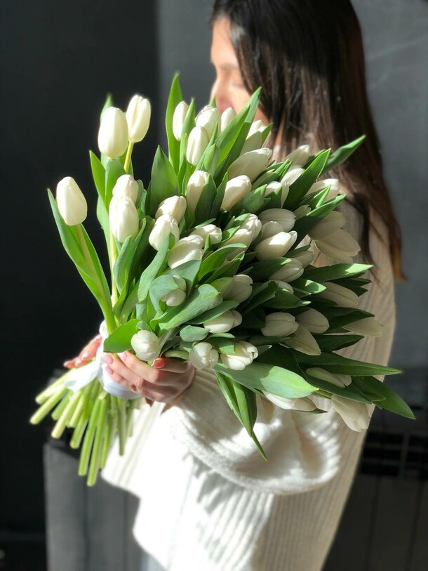 51 белый тюльпан, артикул F1260433 - 11100 рублей, доставка по городу. Flawery - доставка цветов