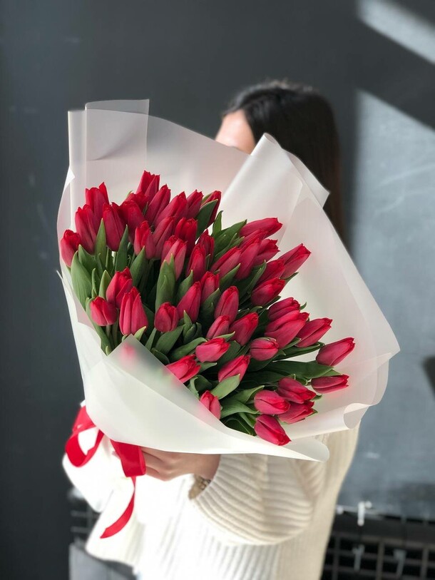 51 красный тюльпан букет, артикул F1260445 - 11500 рублей, доставка по городу. Flawery - доставка цветов