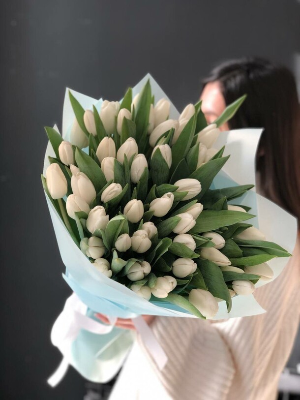 51 белый тюльпан букет, артикул F1260465 - 12500 рублей, доставка по городу. Flawery - доставка цветов