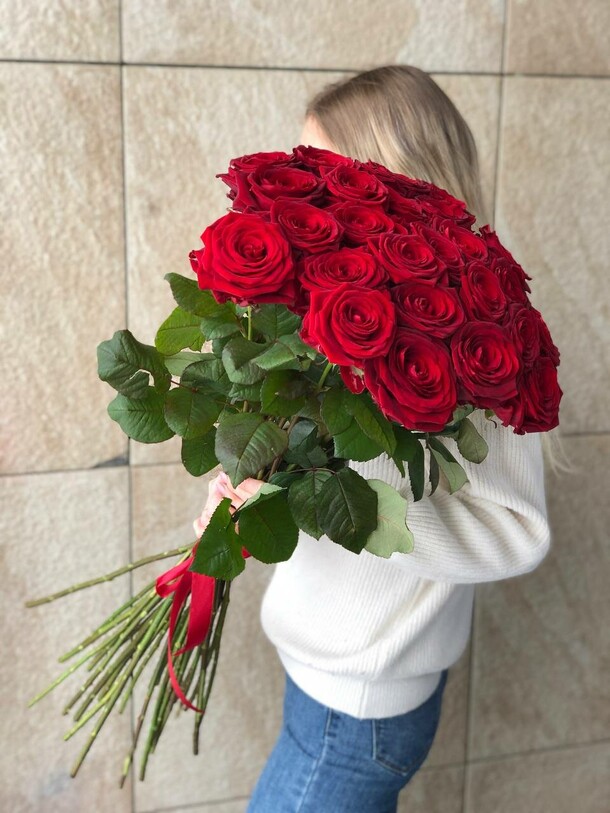 35 роз под ленту, артикул F1296649 - 10500 рублей, доставка по городу. Flawery - доставка цветов