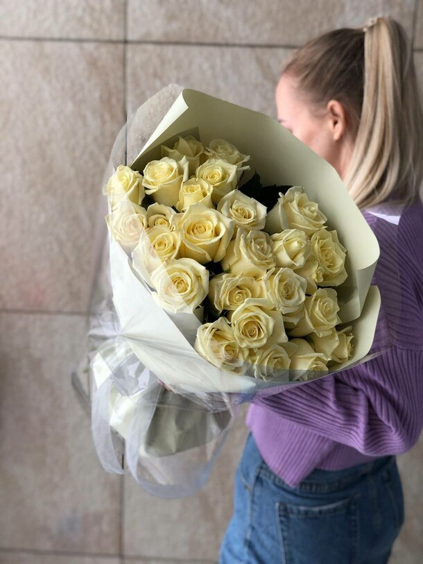 25 белых роз, артикул F1296660 - 9650 рублей, доставка по городу. Flawery - доставка цветов