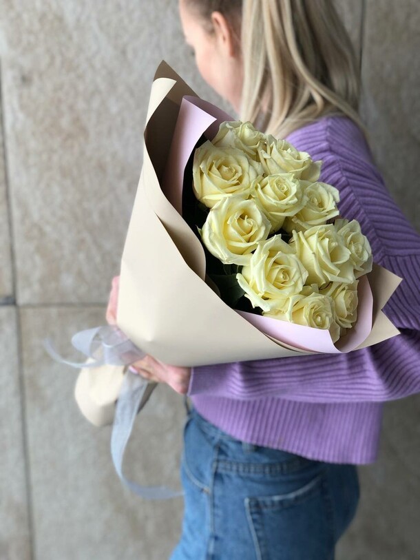 11 белых роз, артикул F1296670 - 4650 рублей, доставка по городу. Flawery - доставка цветов