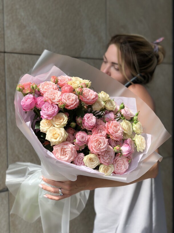 Микс из кустовых роз, артикул F1299540 - 8100 рублей, доставка по городу. Flawery - доставка цветов