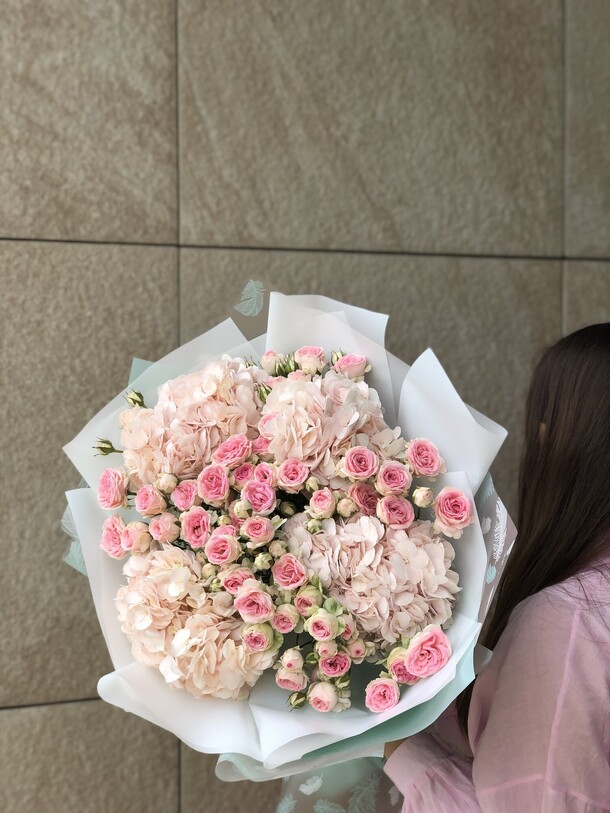 Дуэт кустовых роз и гортензий, артикул F1302417 - 8500 рублей, доставка по городу. Flawery - доставка цветов