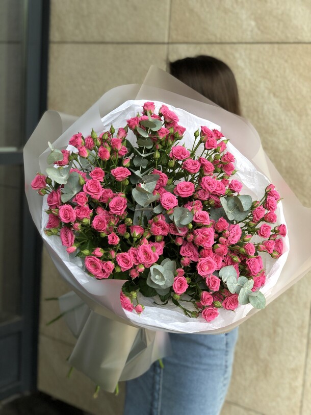 Дуэт кустовых роз и эвкалипта, артикул F1303271 - 11000 рублей, доставка по городу. Flawery - доставка цветов