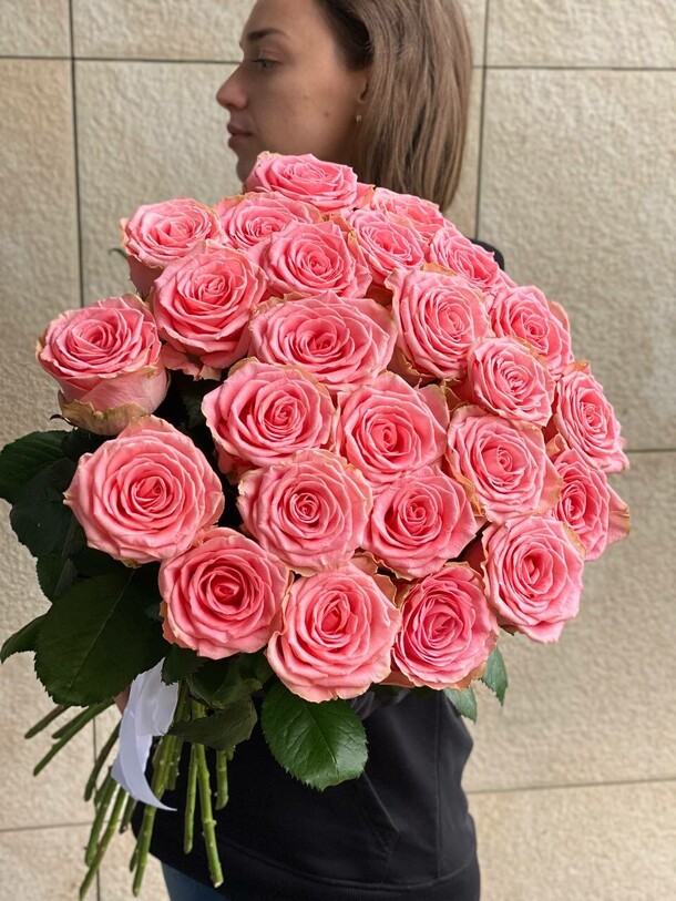 25 роз, артикул F1336588 - 8950 рублей, доставка по городу. Flawery - доставка цветов