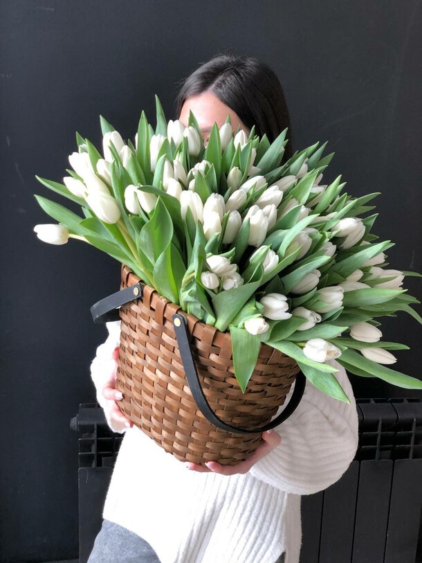 101 тюльпан в корзине, артикул F1371661 - 25500 рублей, доставка по городу. Flawery - доставка цветов