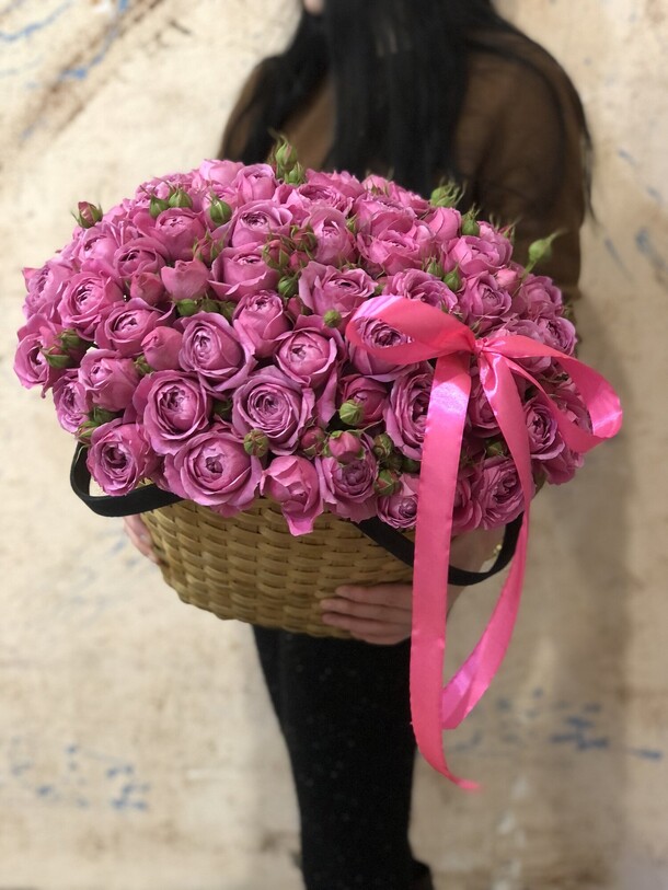 Корзина с пионовидными кустовыми розами, артикул F1377141 - 19950 рублей, доставка по городу. Flawery - доставка цветов