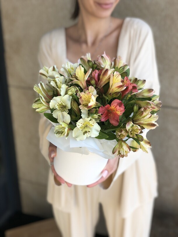 Альстромерия в коробке, артикул F1377283 - 2950 рублей, доставка по городу. Flawery - доставка цветов