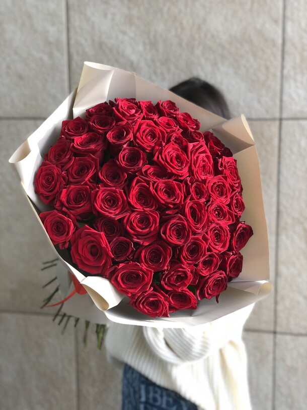 51 роза в упаковке, артикул F1378027 - 18250 рублей, доставка по городу. Flawery - доставка цветов