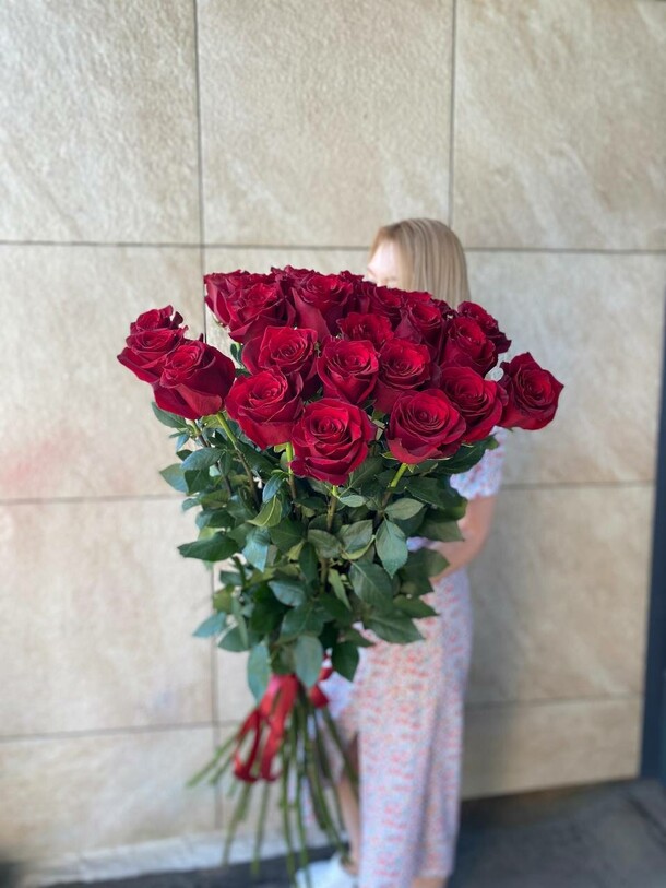 25 метровых роз, артикул F1378172 - 19700 рублей, доставка по городу. Flawery - доставка цветов