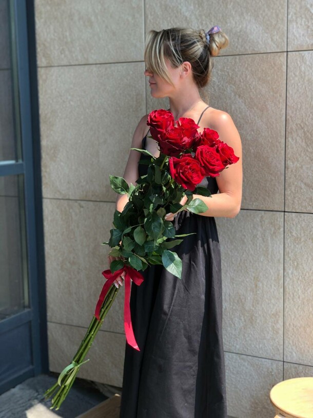 7 метровых роз, артикул F1378188 - 5250 рублей, доставка по городу. Flawery - доставка цветов