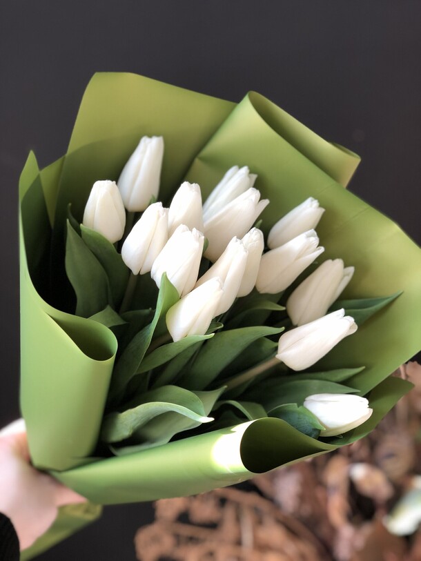 15 белых тюльпанов в упаковке, артикул F1386107 - 3750 рублей, доставка по городу. Flawery - доставка цветов